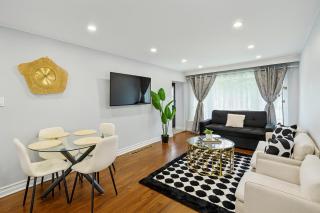 Newly Renovated Modern 3BR North York Bungalow with Patio! Close to Rogers Stadium, TTC Subway Access, Perfect for Family Travel, Group Trips or Work Stays! - Toronto - 0