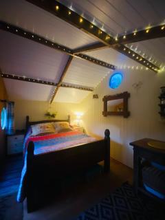 Tyluna Cornish Glamping Cabin - 1