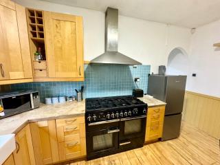 Stylish 4-Bed Home in Egham Surrey near airport - 9