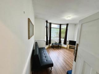 Stylish 4-Bed Home in Egham Surrey near airport - Egham - 8
