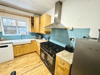 Stylish 4-Bed Home in Egham Surrey near airport - 5