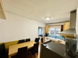 Stylish 4-Bed Home in Egham Surrey near airport - 0