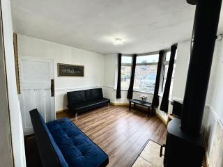 Stylish 4-Bed Home in Egham Surrey near airport - Egham - 1