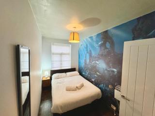 Stylish 4-Bed Home in Egham Surrey near airport - 2