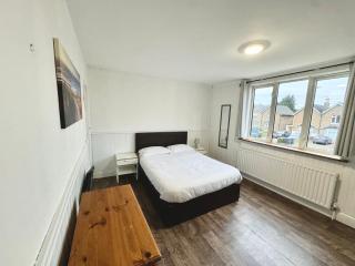 Stylish 4-Bed Home in Egham Surrey near airport - 3