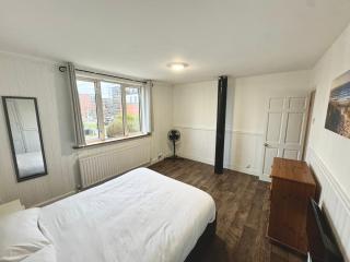 Stylish 4-Bed Home in Egham Surrey near airport - 4