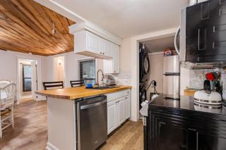 Pet-Friendly 2BR Ranch Wifi Parking Near RTP - 8