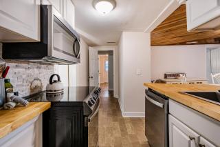 Pet-Friendly 2BR Ranch Wifi Parking Near RTP - Morrisville - 5
