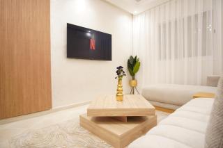 New cozy 2 bedroom apartment with 3 Acs close to airport and center - 7