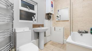 Brilliant 2 Bedrooms Flat Next to The Station - 9