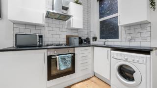 Brilliant 2 Bedrooms Flat Next to The Station - 1