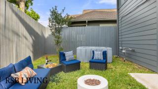 Modern 3BR 2 5BA Home Just Completed with Hot Tub - Houston - 0