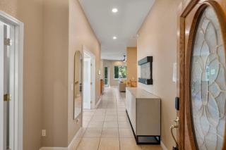 Yosemite-bound, Fun at the lake, Spacious & stylish 6 Bdr home with game room - 2