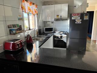 Jerilderie BNB-Pets-2BR House-86"TV - 6