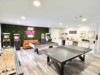 Dallas Family Fun Haus with Pool and Massive Game Room - Dallas - 0