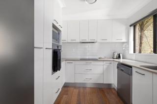Stylish 3-Bed Newport Stay with Balcony - 8