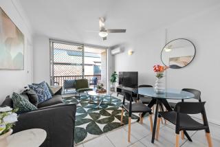Comfy 2BR Near Hospitals, QUT and CBD with Parking! - 2