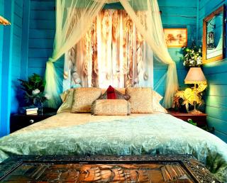 Rosewood Cottage -Entire 2 bedroom home with Netflix & WiFi - 3