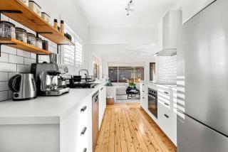 Amaroo - Pet Friendly - 2 Mins Walk to Beach - Outdoor Fireplace - 7