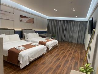 Tang Mow Hotel - - 8
