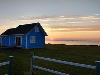 Coastal Charm Beach Nearby - Chalet Poirier - 0