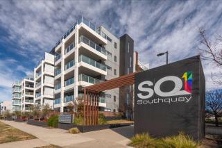Modern Escape with Lake and Mountain Views - Tuggeranong - 8