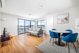 Modern Escape with Lake and Mountain Views - Tuggeranong - 7