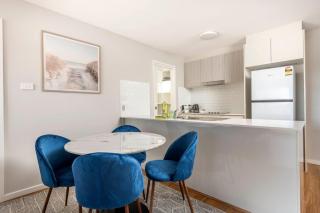Modern Escape with Lake and Mountain Views - Tuggeranong - 5