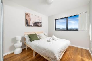 Modern Escape with Lake and Mountain Views - Tuggeranong - 3