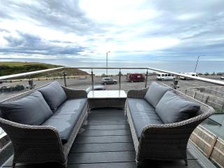 Smugglers - Sea Front - Parking - Sea Views - Balcony - 2 luxury kingsize beds - 1