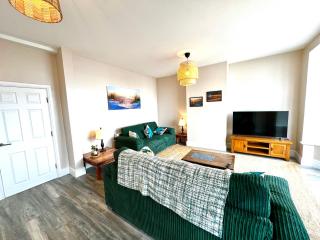 Smugglers - Sea Front - Parking - Sea Views - Balcony - 2 luxury kingsize beds - 6