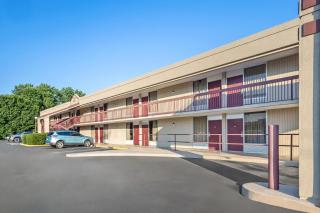 Super 8 by Wyndham Commerce - 9