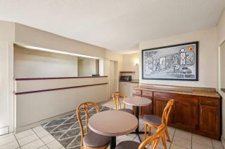 Super 8 by Wyndham Commerce - 1