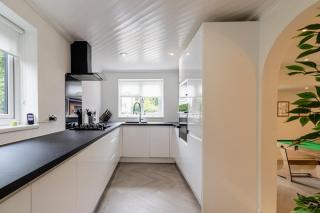 Stunning 4-bed Home in Milton Keynes by Renzo, Swimming Pool, Games Room! - Bletchley - 4