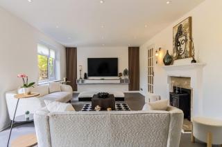 Stunning 4-bed Home in Milton Keynes by Renzo, Swimming Pool, Games Room! - Bletchley - 8