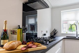 Stunning 4-bed Home in Milton Keynes by Renzo, Swimming Pool, Games Room! - Bletchley - 2