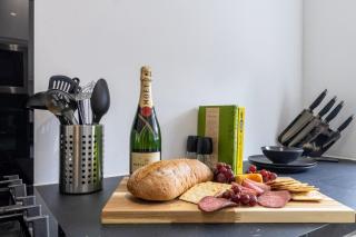 Stunning 4-bed Home in Milton Keynes by Renzo, Swimming Pool, Games Room! - Bletchley - 1