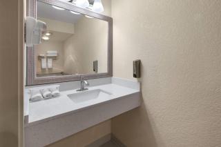 Days Inn by Wyndham Mackinaw City - Bridgeview Area - Mackinaw City - 2