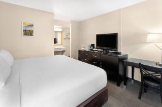 Days Inn by Wyndham Mackinaw City - Bridgeview Area - 1