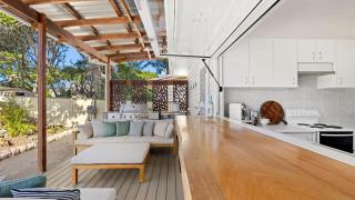 Cute Beach Cottage - Absolute Beach Front - 2