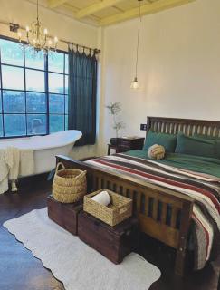 Sunset view w private bathtub - 9