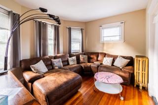Peaceful 3BR w Porches Wi-Fi Near Hospitals - Brookline - 0