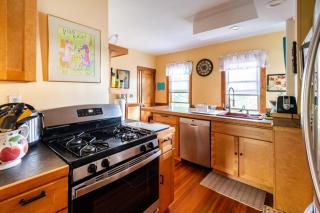 Peaceful 3BR w Porches Wi-Fi Near Hospitals - Brookline - 4