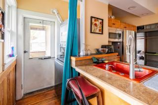Peaceful 3BR w Porches Wi-Fi Near Hospitals - Brookline - 2