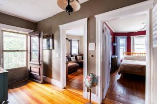Peaceful 3BR w Porches Wi-Fi Near Hospitals - Brookline - 1