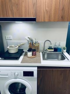 J&J Mactan Stays with Netflix, Pool & Paid Parking - 2