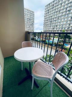 J&J Mactan Stays with Netflix, Pool & Paid Parking - 5