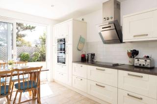3-Bed Beach Bungalow & Garden 150m to Sea - 3