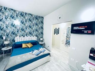 H o l y House - 0