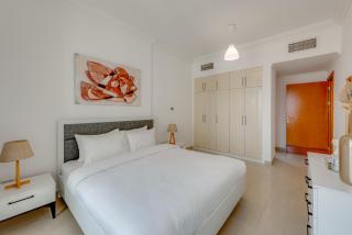 Spacious 1BR in Great Location, Manchester Tower, Dubai Marina - 2